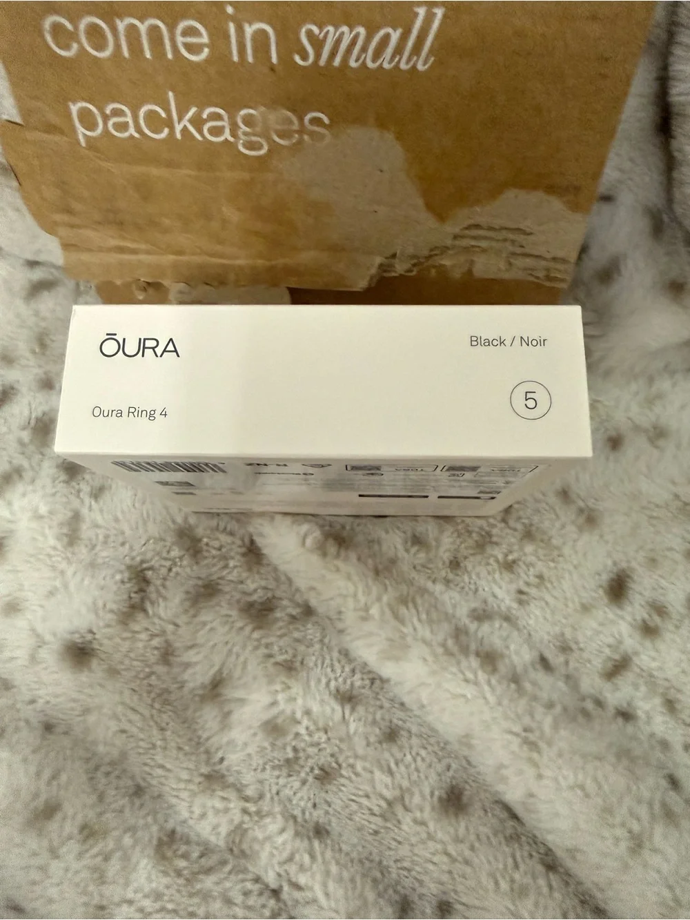 Oura Ring 4 Black and Silver